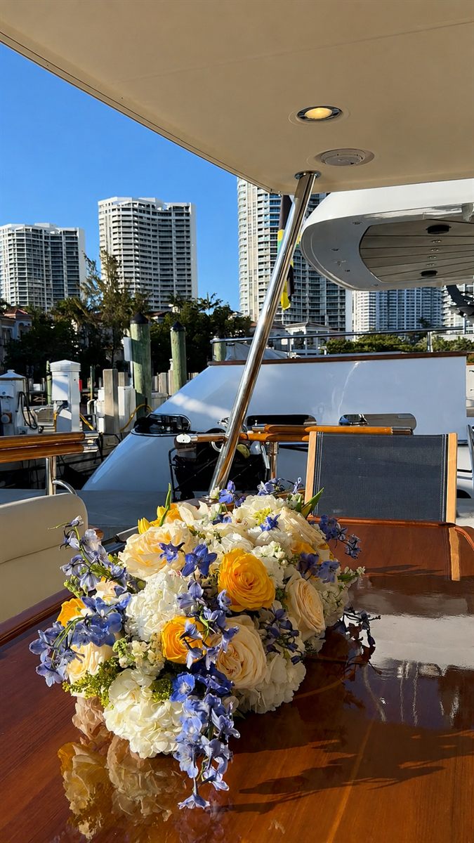Arreglo floral a bordo de un yate en Miami antes de un evento privado